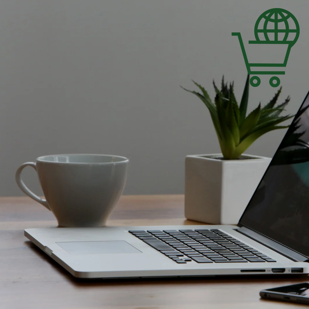 Biurko z laptopem filiżanką kawy.