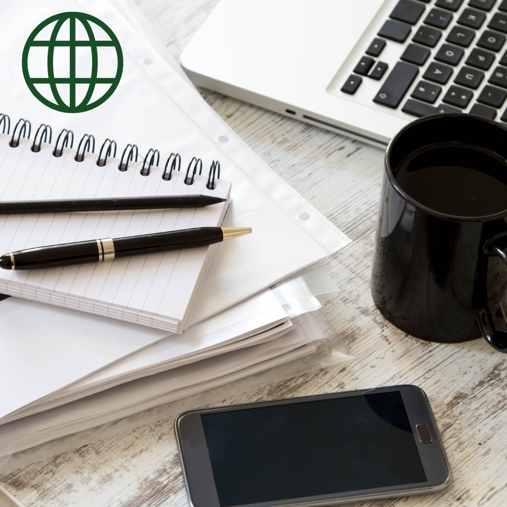 Biurko, na którym znajduje się laptop, telefon, notatnik.